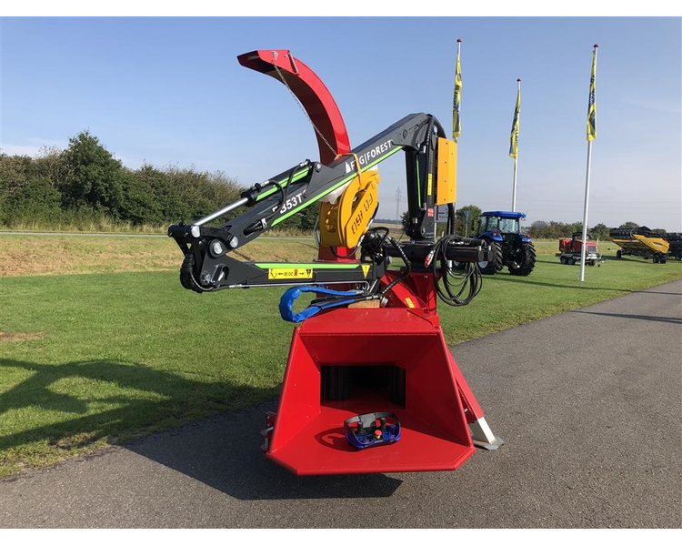 TP 270 PTO K med FTG 5,3m kran med fjernbetjent joystick.