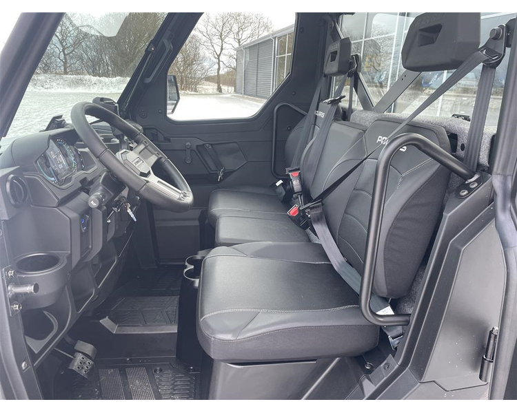 Polaris Ranger Kinetic EV T3B 60 km/t traktor. Inkl Lukket kabine med varme