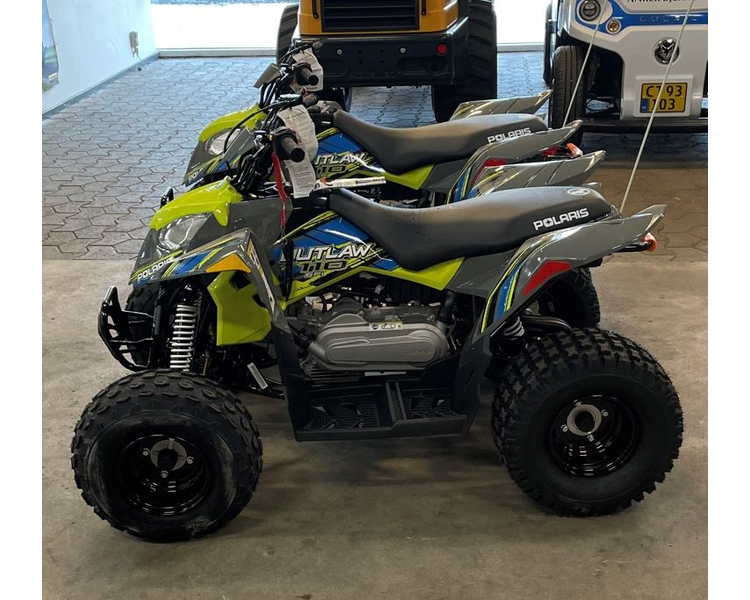 Polaris Outlaw 110 Flag & hjelm