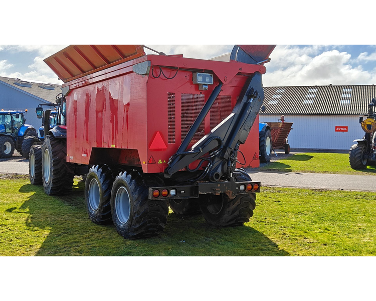 Valtra T214 m. Flisvogn fra Kronos / Alsidig Maskinfabrik