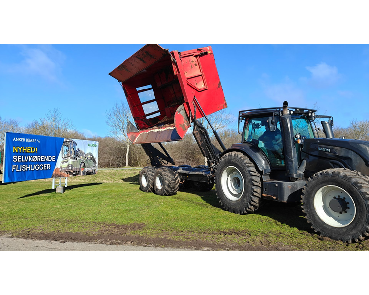Valtra T214 m. Flisvogn fra Kronos / Alsidig Maskinfabrik