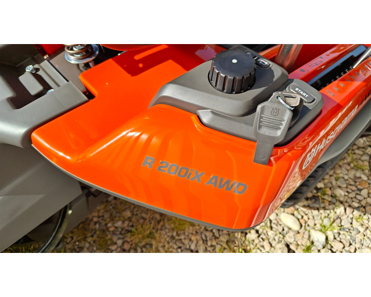 Husqvarna R200IX AWD Long Range model (dobbelt batteri)