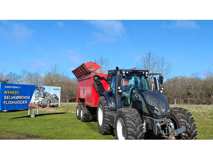 Valtra T214 m. Flisvogn fra Kronos / Alsidig Maskinfabrik