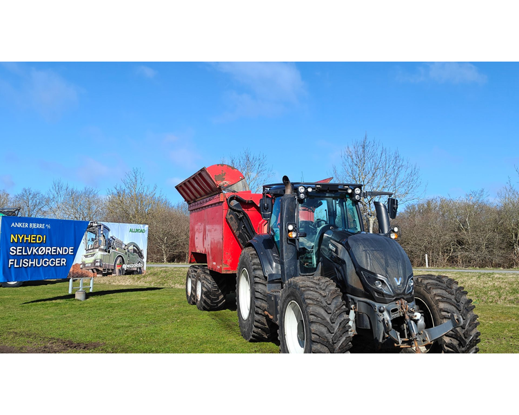 Valtra T214 m. Flisvogn fra Kronos / Alsidig Maskinfabrik