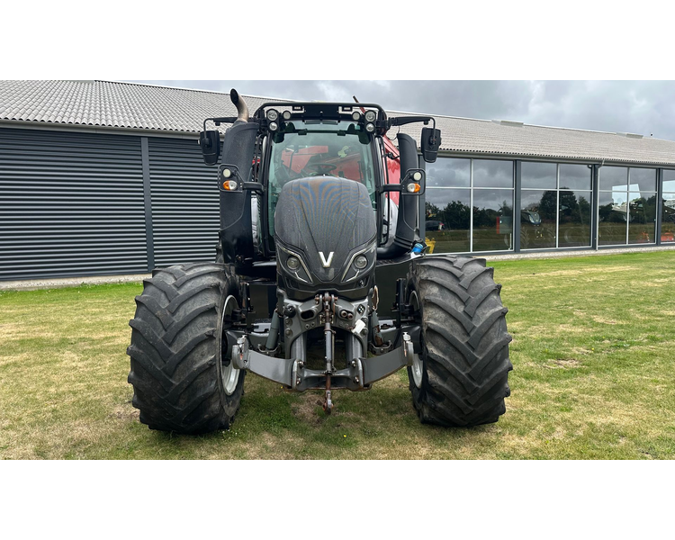Valtra T214 m. Flisvogn fra Kronos / Alsidig Maskinfabrik