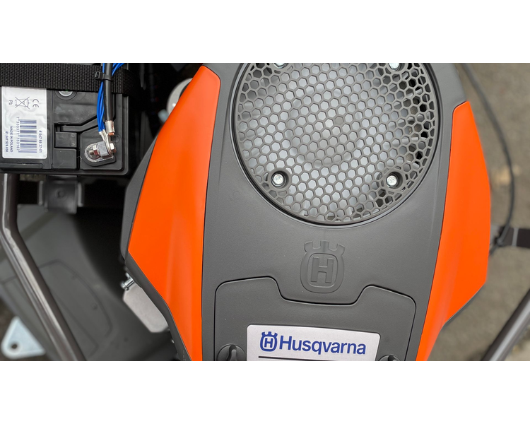 Husqvarna R216Ts Awd inkl. 103cm klipper - NY MODEL