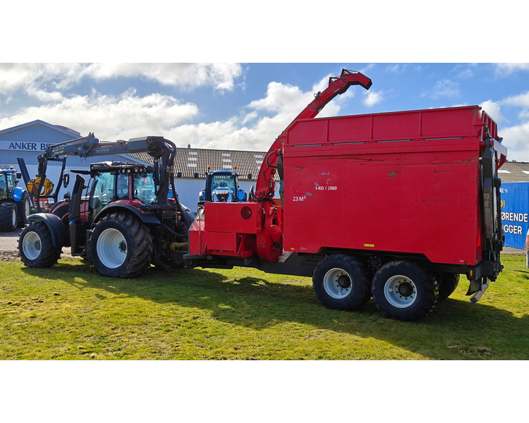 Valtra T234s Med Jenz 360 Flishugger og Alsidig 23m3 Flisvogn