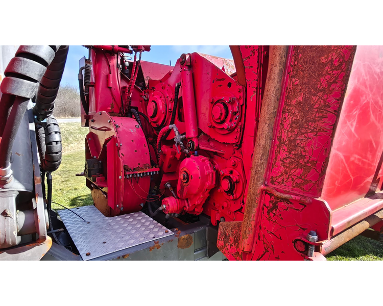 Valtra T234s Med Jenz 360 Flishugger og Alsidig 23m3 Flisvogn