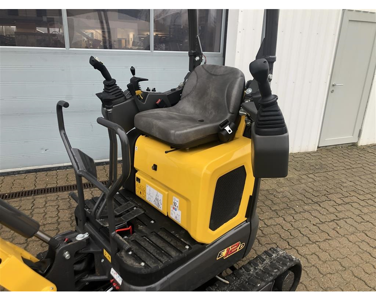 New Holland E12D new holland nye minigraver på vej hjem