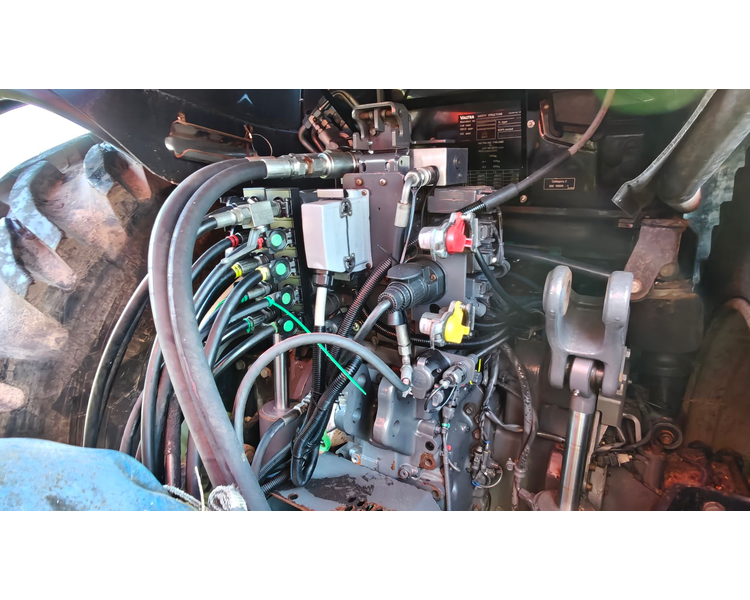 Valtra T214 m. Flisvogn fra Kronos / Alsidig Maskinfabrik