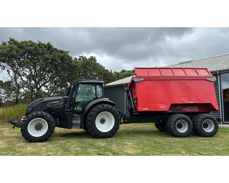 Valtra T214 m. Flisvogn fra Kronos / Alsidig Maskinfabrik