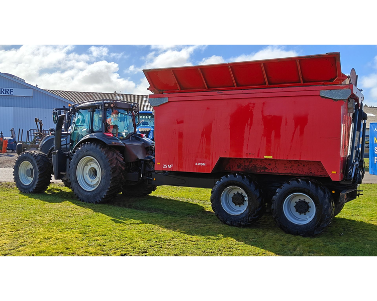 Valtra T214 m. Flisvogn fra Kronos / Alsidig Maskinfabrik