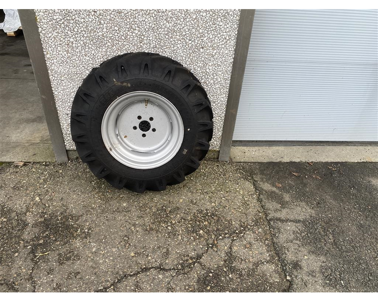 - - - 4 stk nye dæk