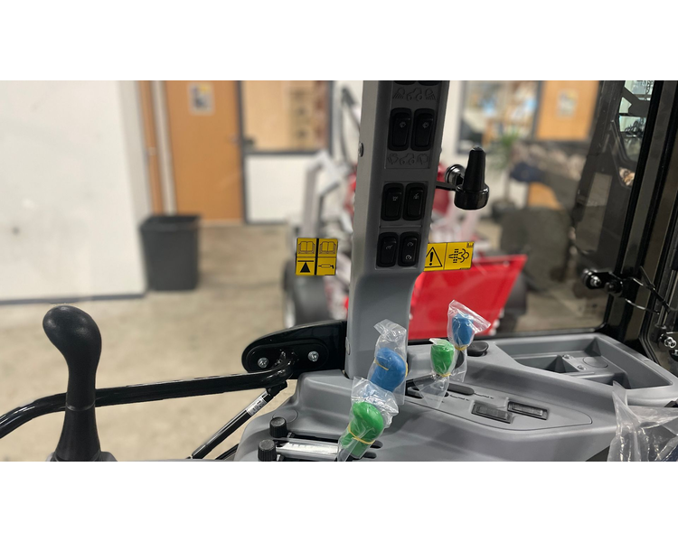 New Holland BOOMER 40 HST Fabriksny