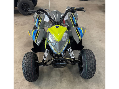 Polaris Outlaw 110 Flag & hjelm