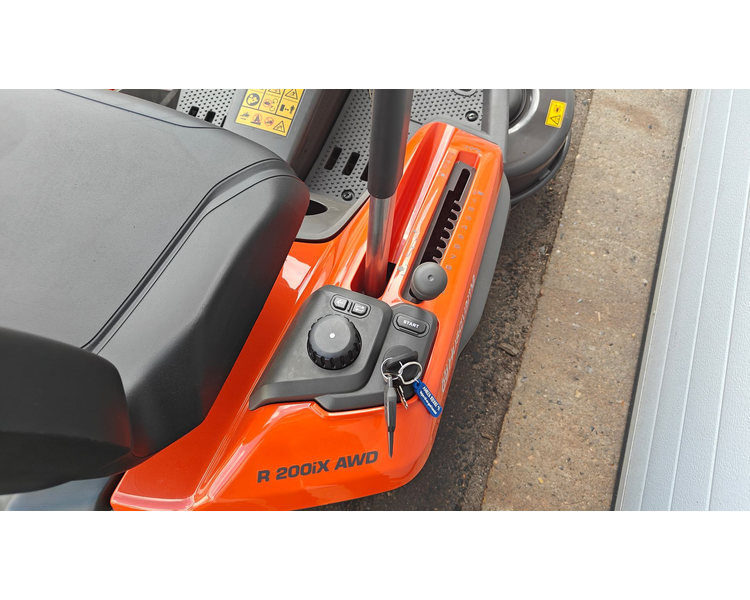 Husqvarna R200IX AWD Long Range model (dobbelt batteri)