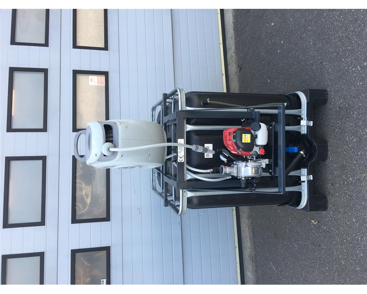 - - - AB Vandtank med Honda motor og slange