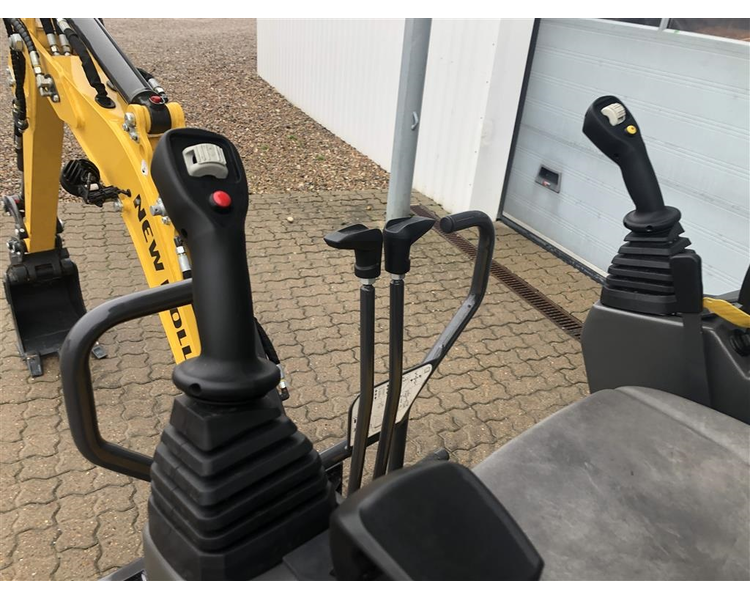 New Holland E12D new holland nye minigraver på vej hjem