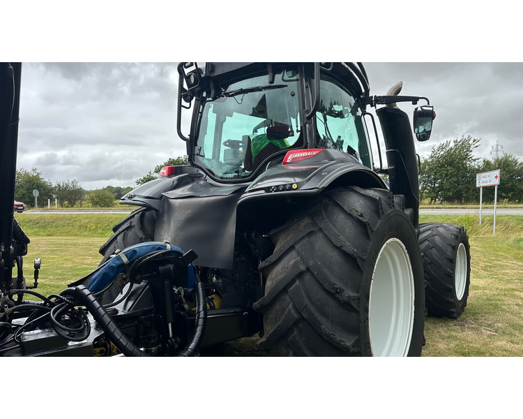 Valtra T214 m. Flisvogn fra Kronos / Alsidig Maskinfabrik