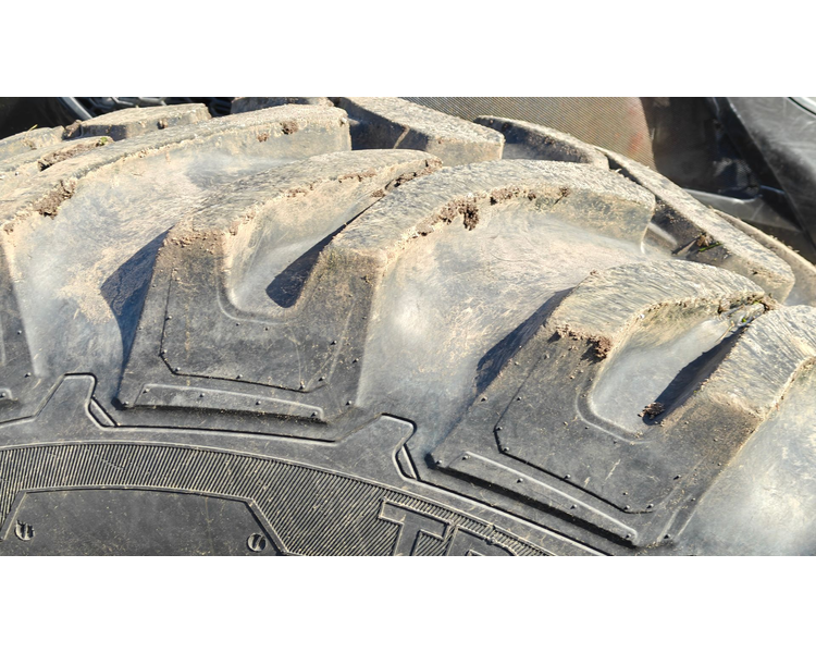 Valtra T214 m. Flisvogn fra Kronos / Alsidig Maskinfabrik