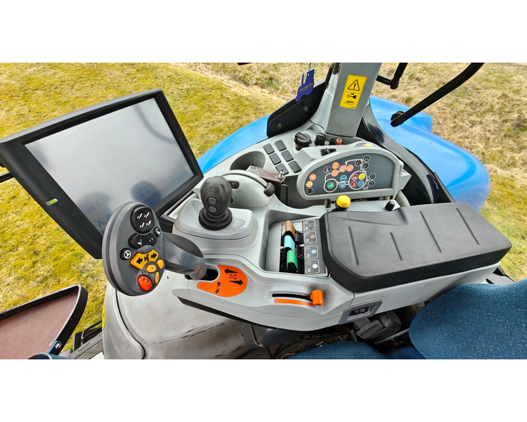 New Holland T7070 AutoCommand