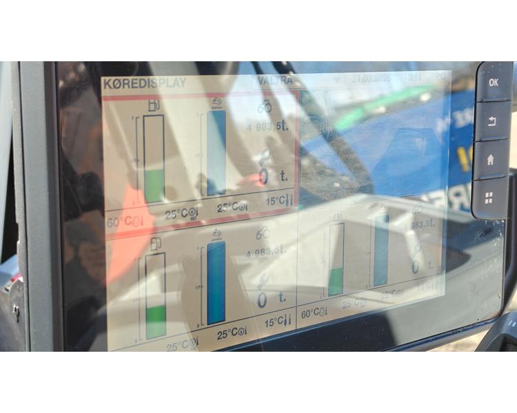 Valtra T214 m. Flisvogn fra Kronos / Alsidig Maskinfabrik