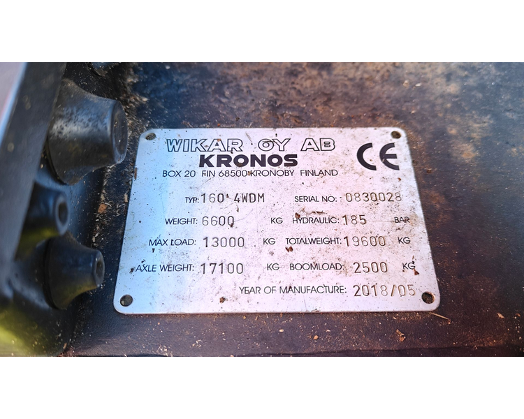 Valtra T214 m. Flisvogn fra Kronos / Alsidig Maskinfabrik