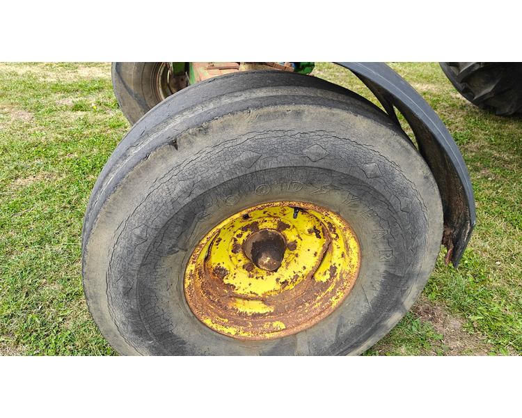 John Deere 4230