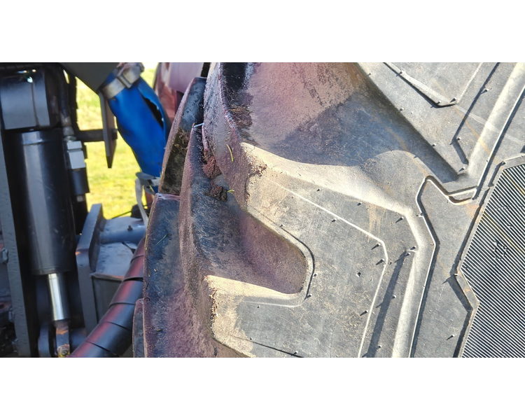 Valtra T214 m. Flisvogn fra Kronos / Alsidig Maskinfabrik