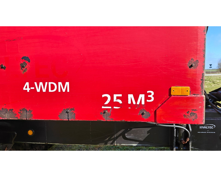 Valtra T214 m. Flisvogn fra Kronos / Alsidig Maskinfabrik