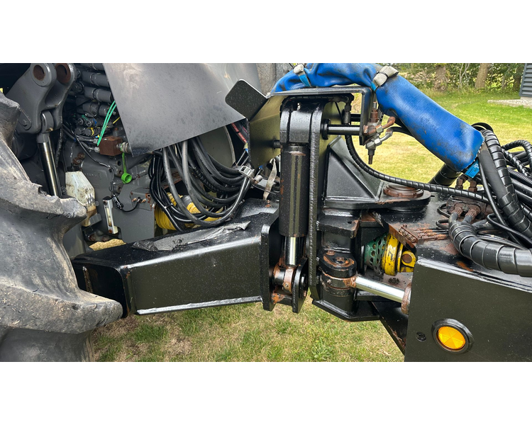 Valtra T214 m. Flisvogn fra Kronos / Alsidig Maskinfabrik