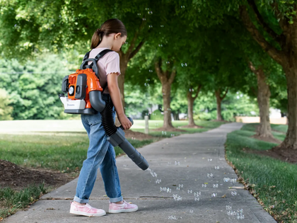Husqvarna legetøjs løvblæser m/sæbebobler | Anker Bjerre A/S