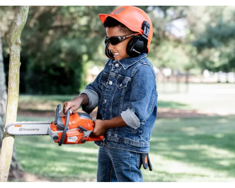 Husqvarna legetøjs motorsav 550XP m/ hjelm og handsker | Anker Bjerre A/S