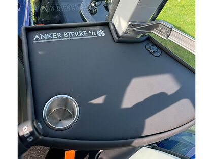 Sidebord PLM kabine m/USB stik og Anker Bjerre logo