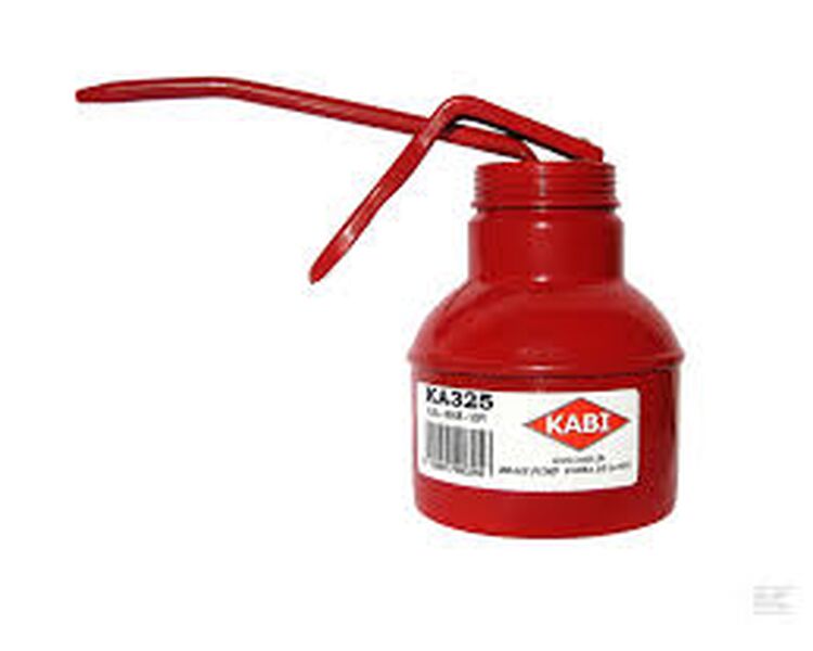 Kabi tryksmørekande til olie. Rød plastbeholder med fast ståltud. Kapacitet: 0,25 liter