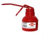Kabi tryksmørekande til olie. Rød plastbeholder med fast ståltud. Kapacitet: 0,25 liter