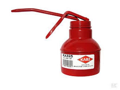 Kabi tryksmørekande til olie. Rød plastbeholder med fast ståltud. Kapacitet: 0,25 liter