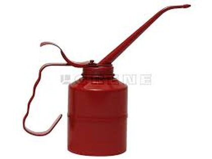 Kabi 335 tryksmørekande til olie. Rød plastbeholder med fast ståltud. Kapacitet: 0,4 liter