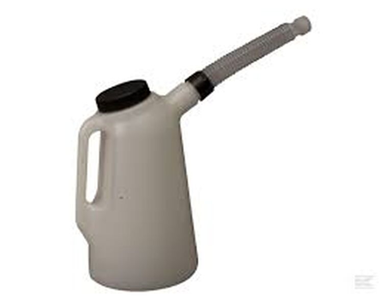 Mato oliekande med låg 2 liter. Plastoliemål med målinddeling. Hvid. Uden flextud.