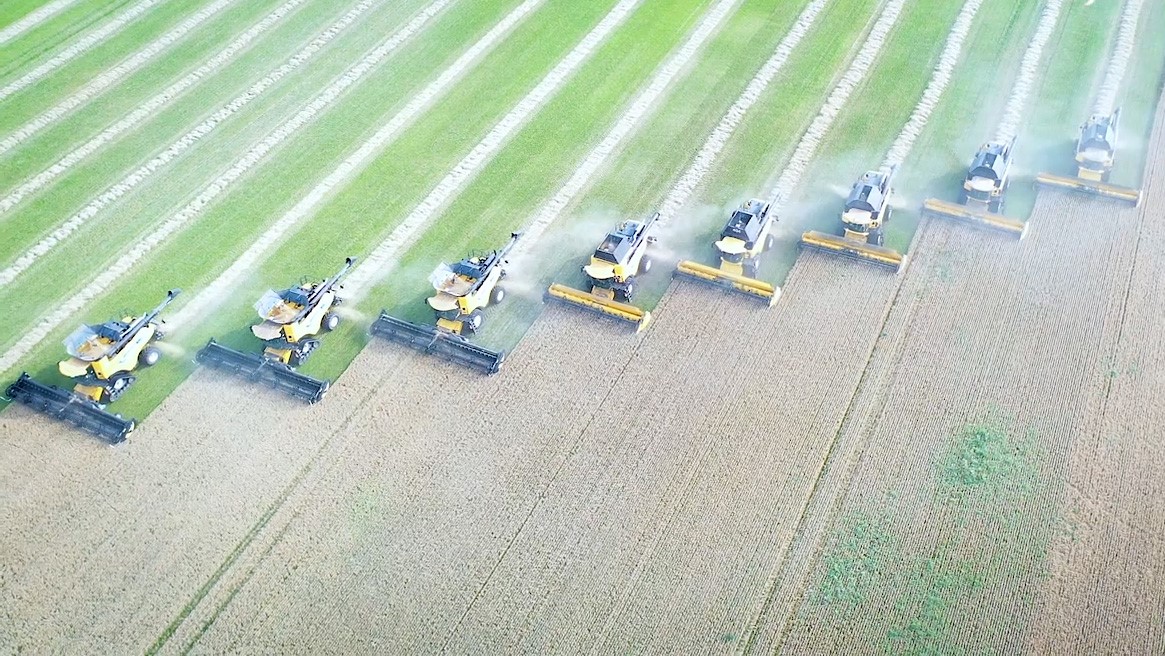 Smedsgaard Agro med 8 New Holland mejetærskere fra Anker Bjerre A/S